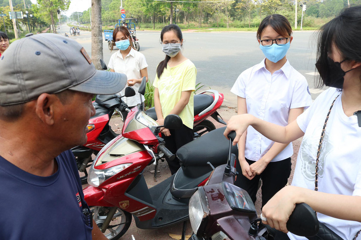 Ông Minh cô đơn tặng 3 xe máy cho sinh viên sau khi được tặng xe mới - Ảnh 2.