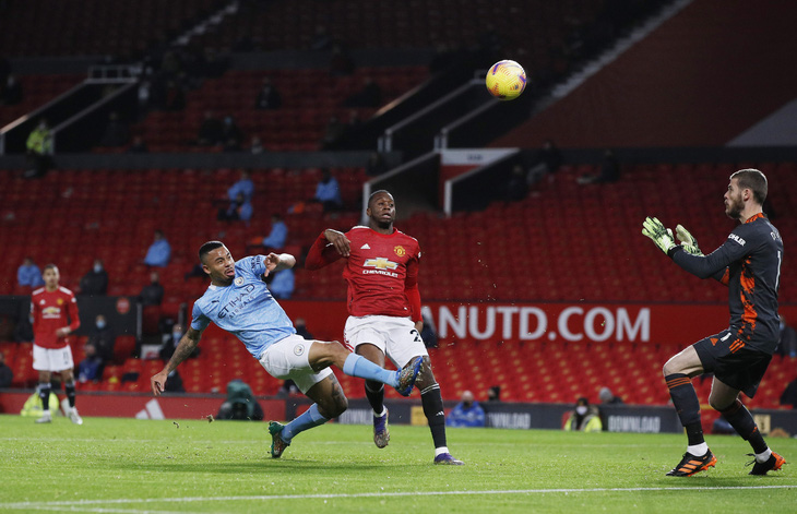 ‘Man đỏ’ và ‘Man xanh’ bất phân thắng bại tại Old Trafford - Ảnh 1.