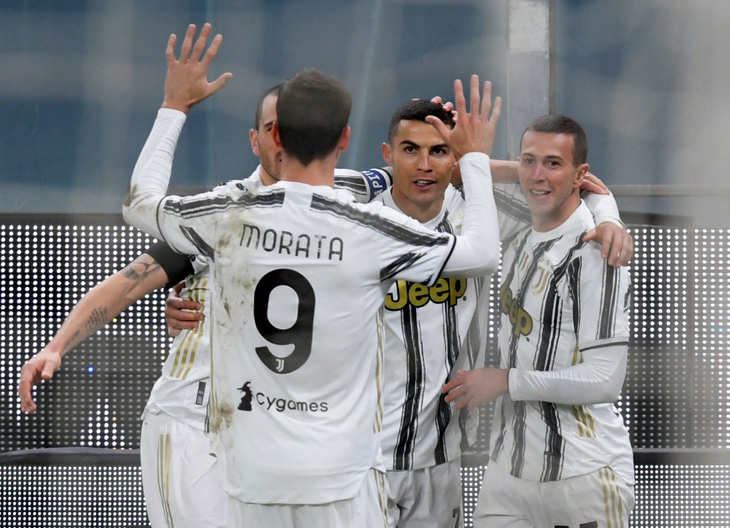 Ronaldo lập cú đúp trong ngày kỉ niệm trận đấu 100 cho Juventus - Ảnh 3.