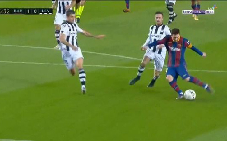 Messi ghi bàn thắng muộn giúp Barca vươn lên... thứ 8