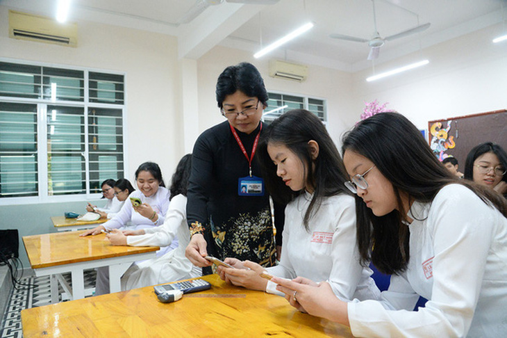 Chính phủ yêu cầu Bộ GD-ĐT hướng dẫn việc dùng điện thoại của học sinh - Ảnh 1.