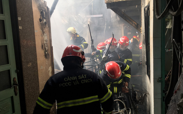 Cháy nhà trong hẻm, người dân nháo nhào tháo chạy thoát thân