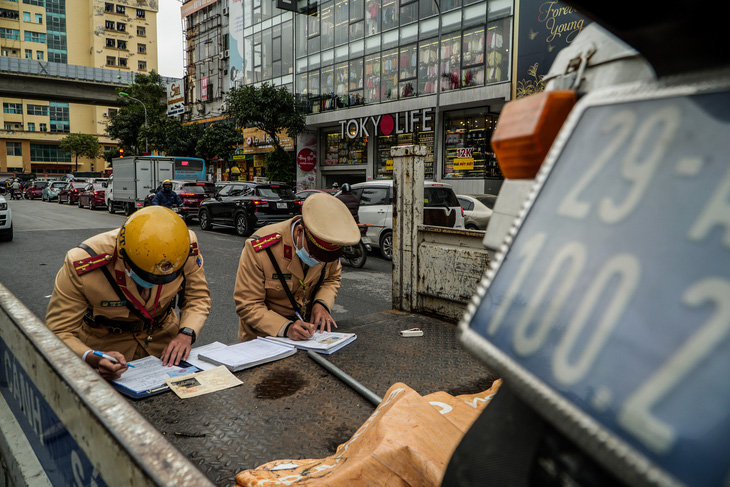 Bị dán thông báo phạt nguội trên kính, nhiều chủ ôtô ngỡ ngàng - Ảnh 1.