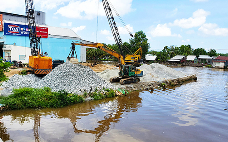 Kênh huyết mạch bị lấn chiếm, chính quyền lập nhiều biên bản nhưng chưa phạt được ai - Ảnh 1.