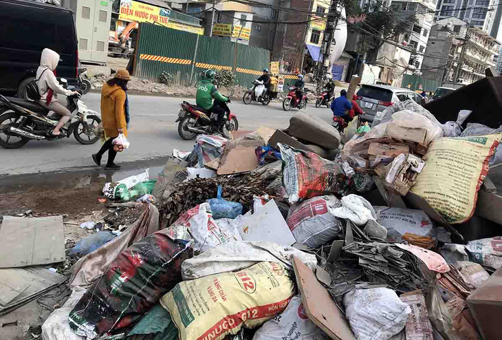 Hà Nội trả thêm gần 600 tỉ thu gom rác ngoài hợp đồng - Ảnh 1.