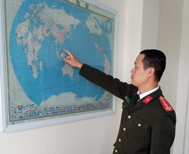 Thu giữ bản đồ đường lưỡi bò treo trong công ty Trung Quốc ở Hải Dương - Ảnh 1.