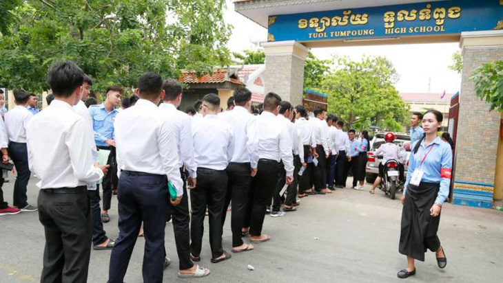 Thủ tướng Campuchia cho tất cả học sinh lớp 12 tốt nghiệp không cần thi - Ảnh 1.