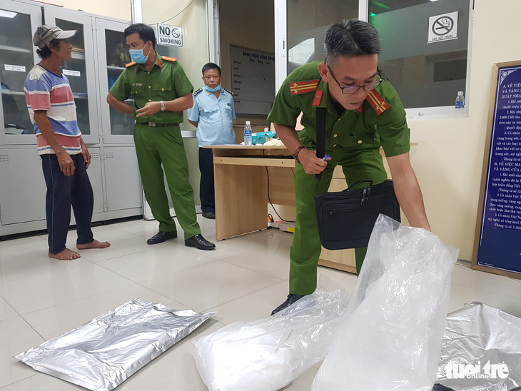 Hải quan An Giang tiếp nhận lại 31kg bột không phải là ma túy - Ảnh 1.