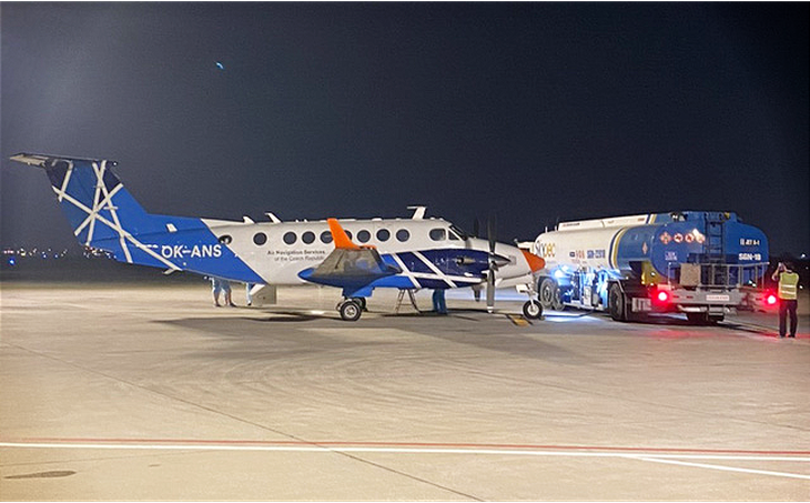 Bắt đầu các chuyến bay đêm kiểm tra đường băng mới sân bay Tân Sơn Nhất - Ảnh 1.
