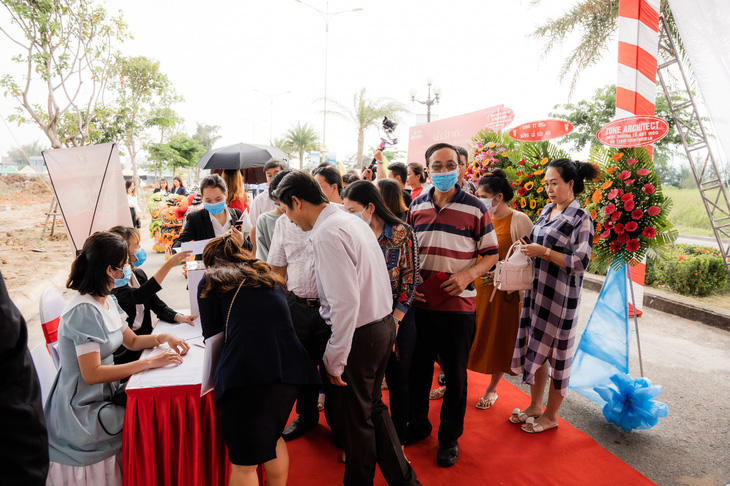 Sôi động giao dịch tại lễ cất nóc nhà phố thương mại Ha Tien Centroria - Ảnh 1.