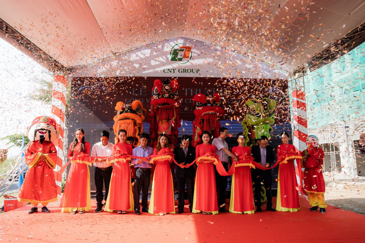 Sôi động giao dịch tại lễ cất nóc nhà phố thương mại Ha Tien Centroria - Ảnh 3.