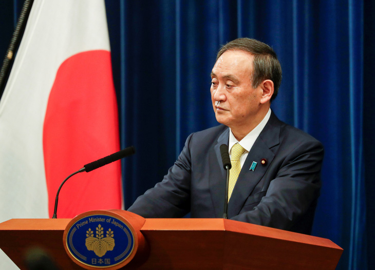 Thủ tướng Suga bị chỉ trích do dự tiệc tất niên dù kêu gọi mọi người tránh tụ tập - Ảnh 1.