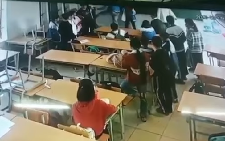 Cha học sinh lao vào lớp đấm đá một học sinh lớp 6 đánh nhau với con mình
