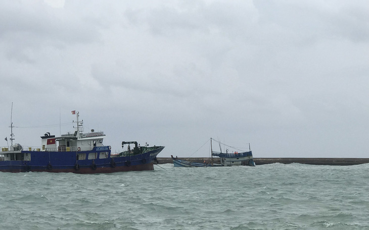 Tàu hàng bị nghiêng trên vùng biển Phú Quý, khẩn trương cứu nạn, ứng phó sự cố tràn dầu