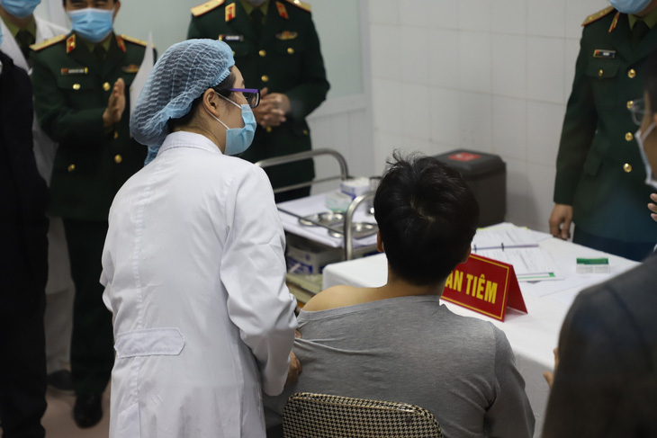 Việt Nam thêm 2 ca COVID-19, sức khỏe 3 người tiêm tình nguyện đầu tiên ổn định - Ảnh 1.