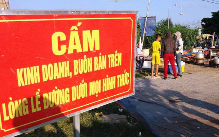 Bắt nhóm thu tiền bảo kê hàng rong trước bệnh viện lớn nhất Nghệ An
