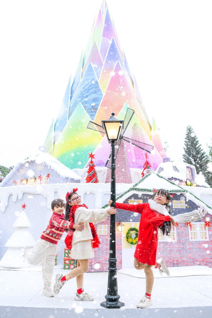 Giáng sinh ‘tuyết trắng’ cùng búp măng Noel khổng lồ ở Ecopark - Ảnh 5.