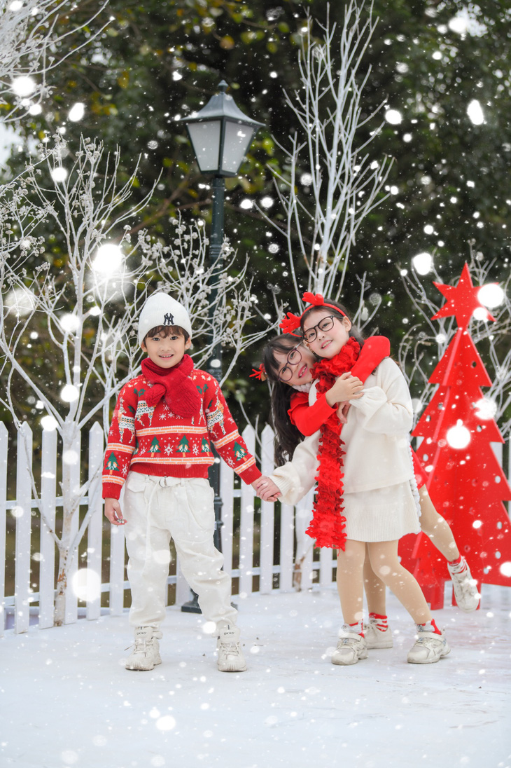 Giáng sinh ‘tuyết trắng’ cùng búp măng Noel khổng lồ ở Ecopark - Ảnh 7.