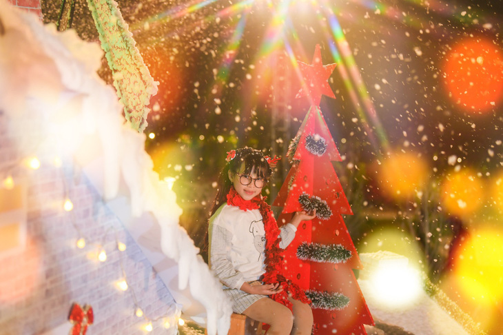 Giáng sinh ‘tuyết trắng’ cùng búp măng Noel khổng lồ ở Ecopark - Ảnh 9.