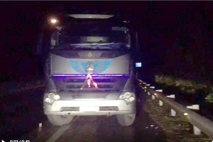Tài xế xe tải chạy ngược chiều 29km trên cao tốc bị phạt 17 triệu đồng - Ảnh 1.