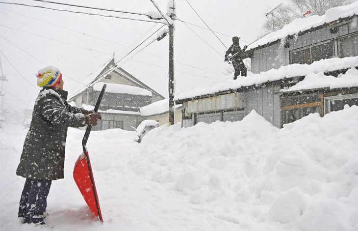 Tuyết rơi dày, cả ngàn xe kẹt dài, chính phủ Nhật phải họp khẩn - Ảnh 3.