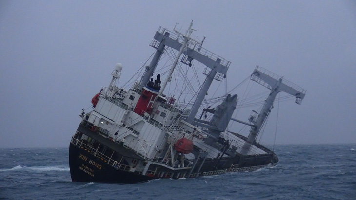 Tàu Xin Hong đã chìm hẳn dưới biển Phú Quý, tìm thấy một thi thể thuyền viên - Ảnh 2.
