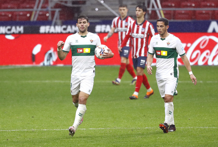 Suarez lập cú đúp giúp Atletico Madrid xây chắc ngôi đầu bảng - Ảnh 3.