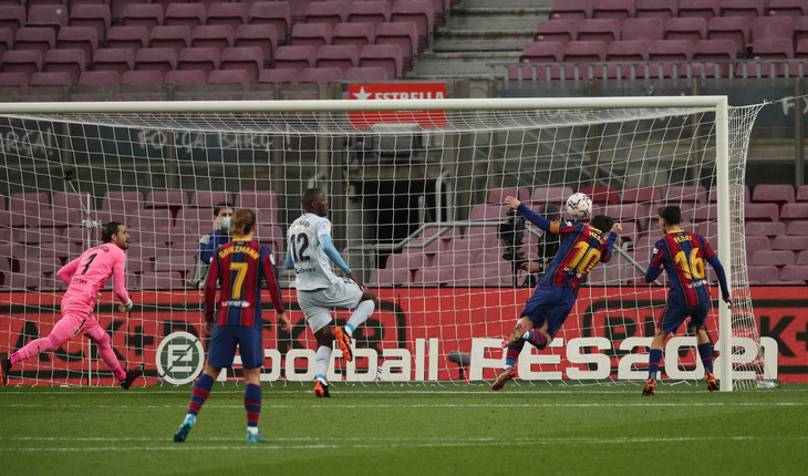 Messi sút hỏng phạt đền và đánh đầu ghi bàn san bằng kỷ lục 643 bàn của Pele - Ảnh 4.