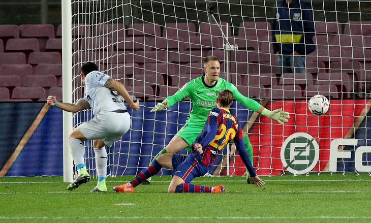 Messi sút hỏng phạt đền và đánh đầu ghi bàn san bằng kỷ lục 643 bàn của Pele - Ảnh 6.