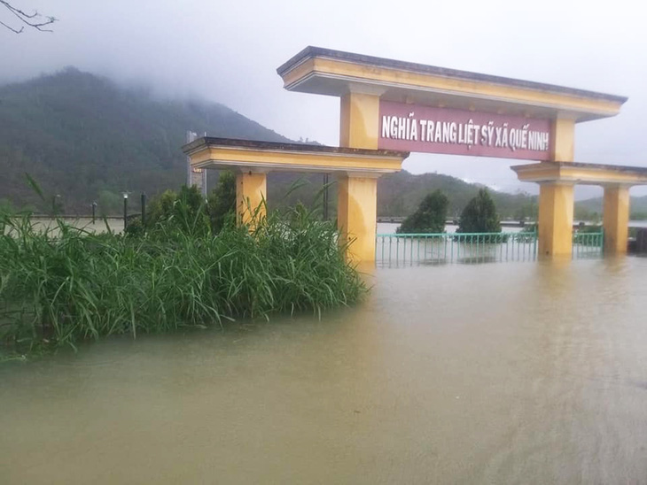 Quảng Nam: Mưa lớn, thủy điện xả nước, nhiều nơi chìm trong nước lũ - Ảnh 3.