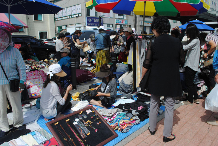 Người dân Hàn Quốc mua đồ cũ nhiều hơn - Ảnh 1.