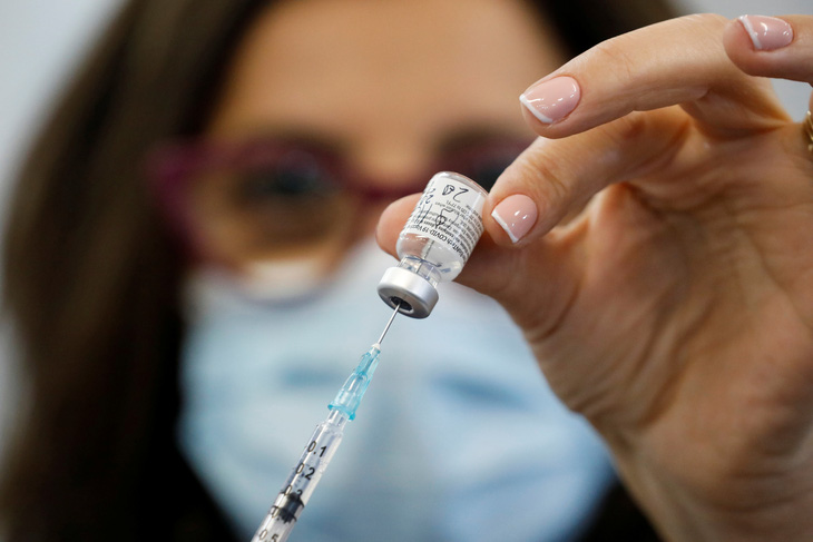 CDC Mỹ công bố khuyến cáo tiêm vắcxin COVID-19 cho người có tiền sử dị ứng - Ảnh 1.