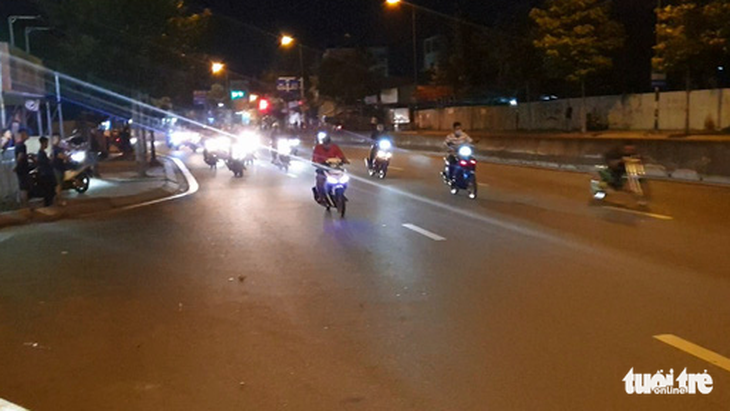 Diễn tập vây bắt quái xế đua xe trái phép trên đường Phạm Văn Đồng - Ảnh 2.