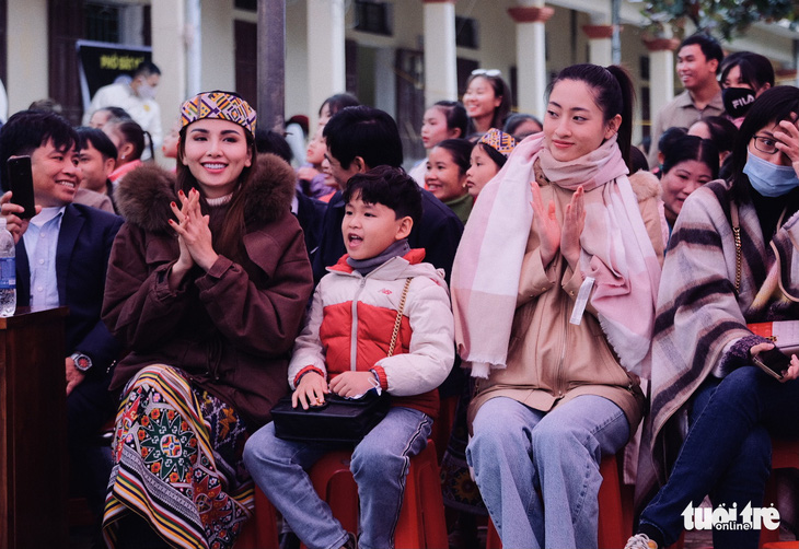 Hoa hậu Lương Thùy Linh, Diễm Hương cùng 2.000 tô phở cho em nhỏ miền núi - Ảnh 1.