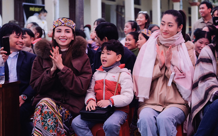 Hoa hậu Lương Thùy Linh, Diễm Hương cùng 2.000 tô phở cho em nhỏ miền núi