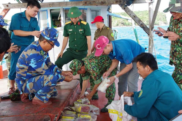 Phát hiện 20 gói ma túy in chữ Trung Quốc dạt vào bờ biển - Ảnh 1.