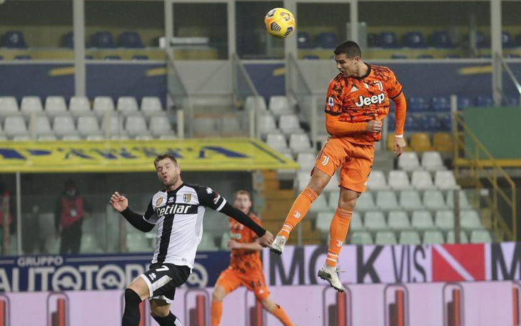 Bật cao đánh đầu ghi bàn, Ronaldo giúp Juventus 