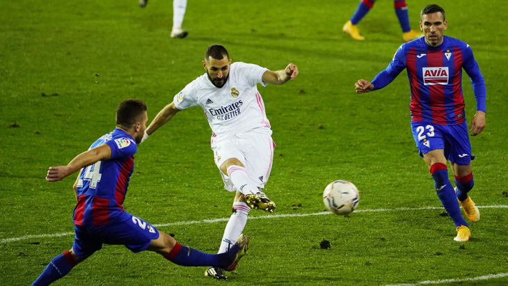 Benzema ghi bàn và kiến tạo, Real Madrid lên nhì bảng - Ảnh 1.