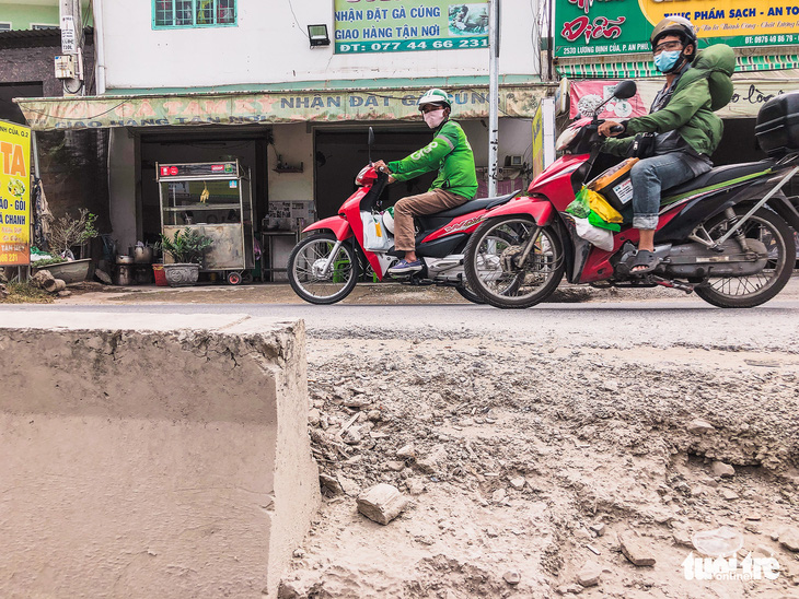 Đường Lương Định Của được sửa chữa tạm sau phản ánh của báo Tuổi Trẻ - Ảnh 4.