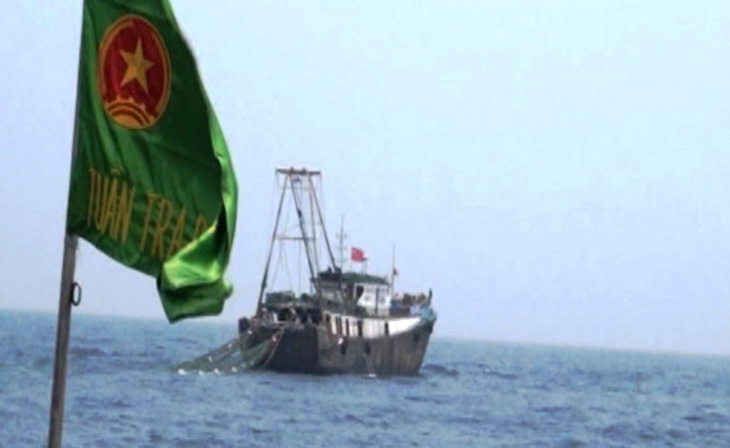 Đuổi 2 tàu cá treo cờ Trung Quốc áp sát giàn khai thác khí Thái Bình - Ảnh 1.