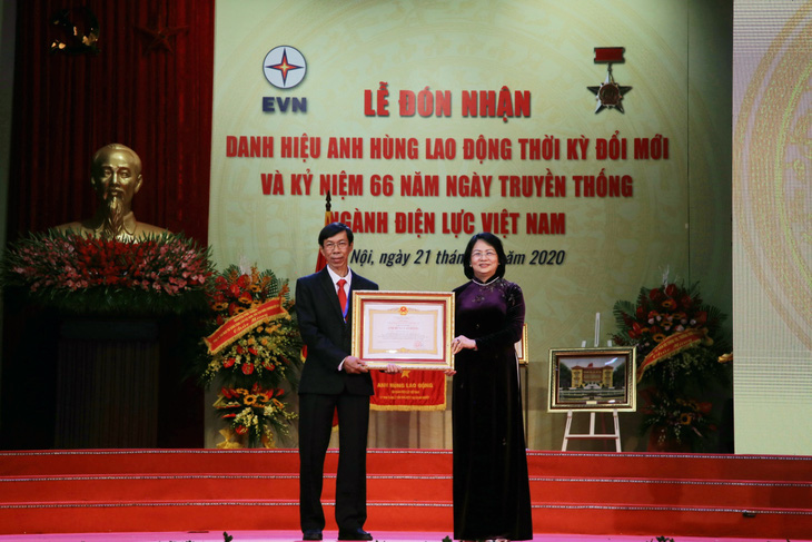 Trao tặng danh hiệu Anh hùng Lao động cho công nhân ngành điện Trương Thái Sơn - Ảnh 1.