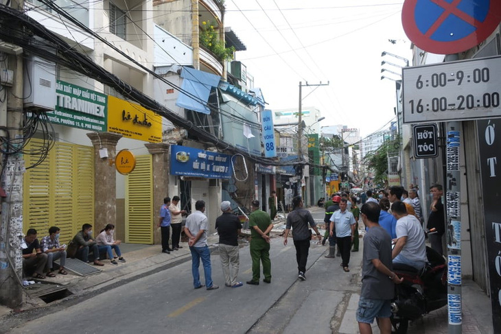 TP.HCM: Nổ nghi do bình ga ở quán bún, tường nhà vương vãi ra đường - Ảnh 4.