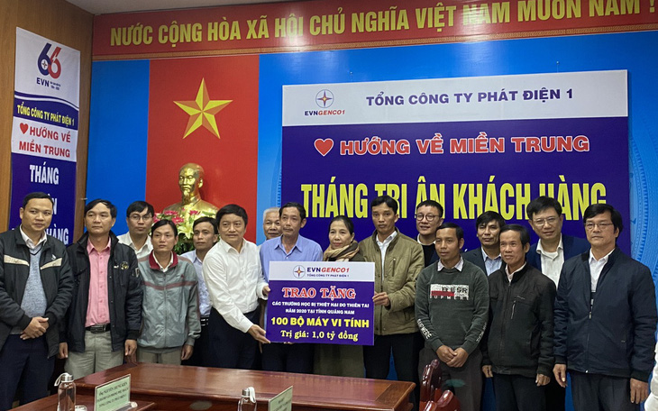 EVN trao tặng 100 máy tính cho trường học vùng sạt lở núi, lũ quét Quảng Nam