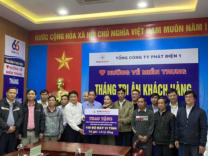 EVN trao tặng 100 máy tính cho trường học vùng sạt lở núi, lũ quét Quảng Nam - Ảnh 1.