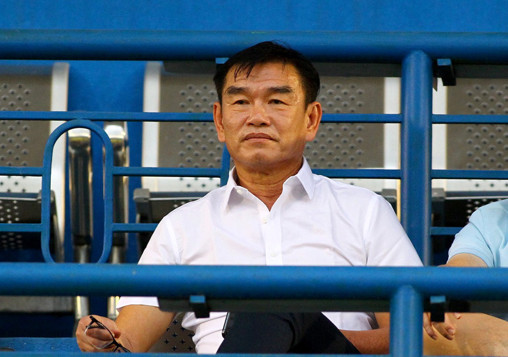 HLV Phan Thanh Hùng ký hợp đồng 3 năm với CLB B.Bình Dương - Ảnh 1.