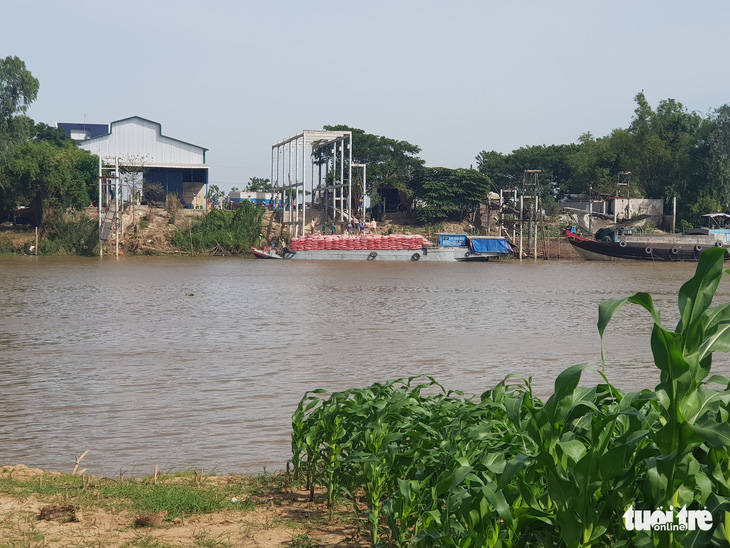 Một doanh nghiệp bị tố được ưu ái sang Campuchia lấy hàng trực tiếp giữa dịch COVID-19 - Ảnh 1.