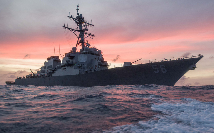 Tàu khu trục USS John S. McCain của Mỹ tới Trường Sa, Trung Quốc điều quân đội 
