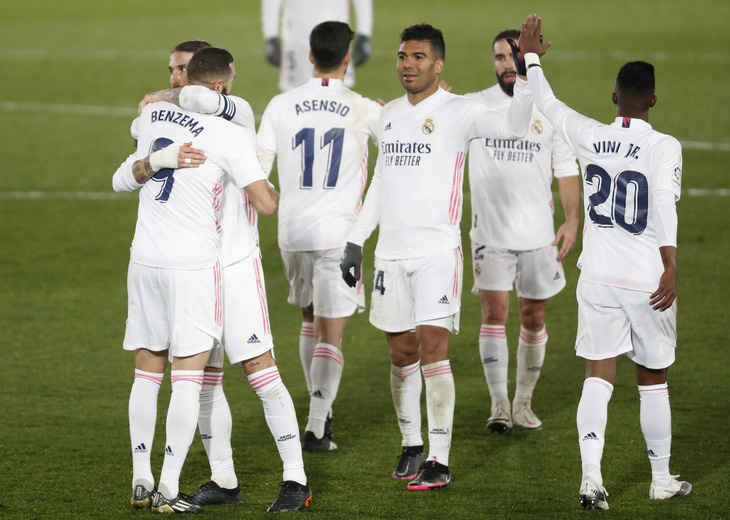 Đánh bại Granada, Real Madrid tiếp tục bằng điểm Atletico Madrid - Ảnh 1.