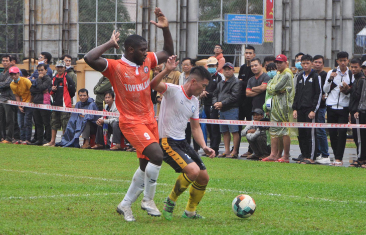 Điểm tin thể thao tối 25-12: CĐV đội mưa xem Bình Định đá giao hữu, ĐH Cần Thơ vô địch SV-League - Ảnh 2.