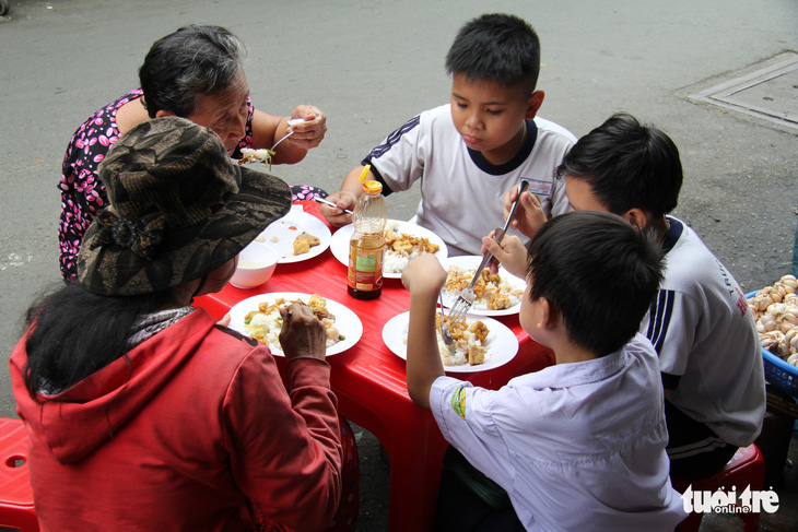 Quán cơm chay ‘gieo duyên tùy tâm’ - Ảnh 7.